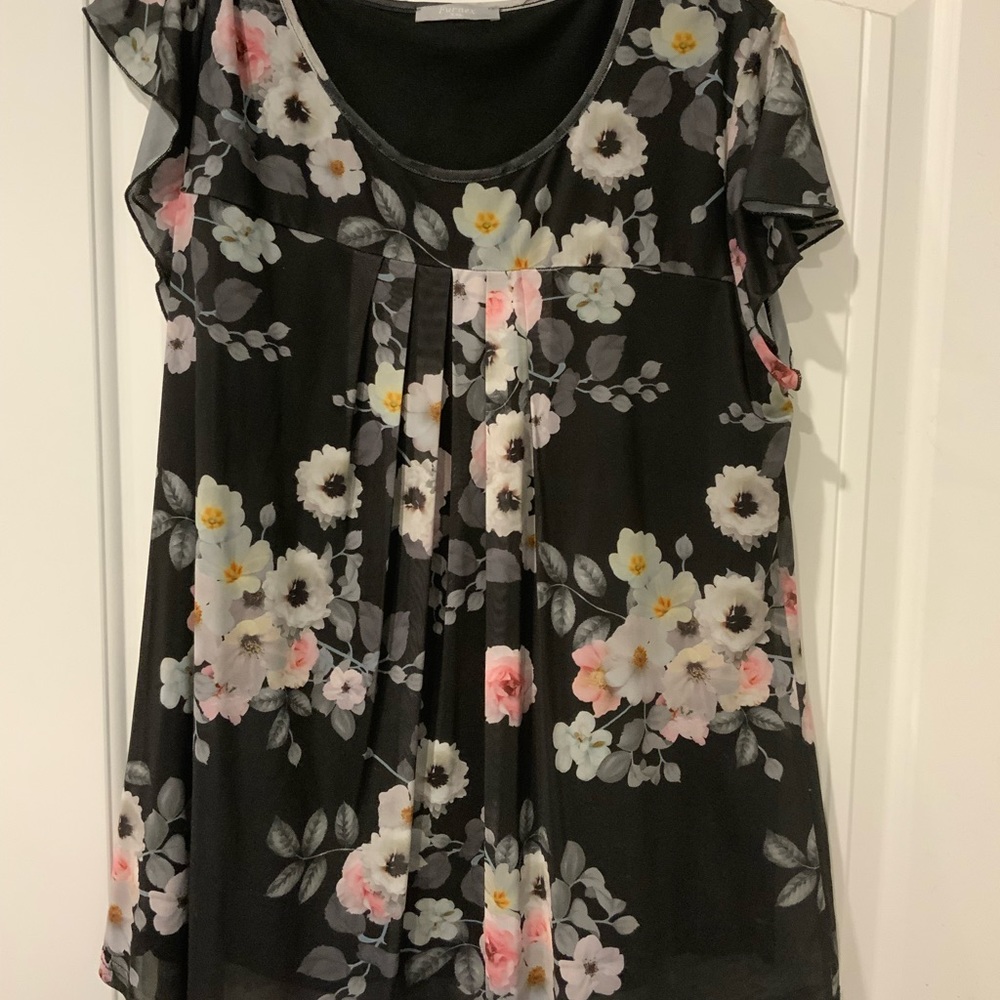 Black and White Short Sleeve Top with Flowers Size XXL